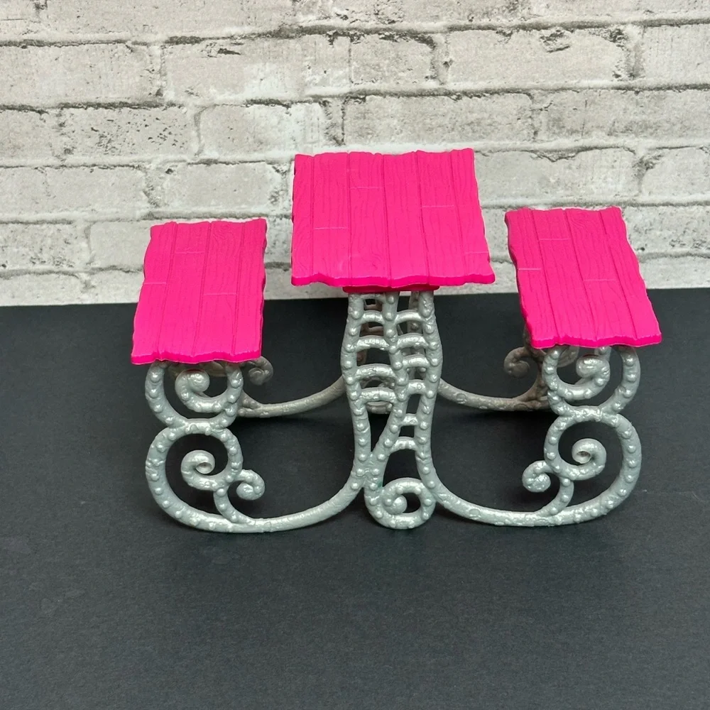 Monster High Doll Deluxe Deadluxe School Playset Picnic Table Pink Silver
